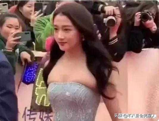 红毯紧身礼服尴尬造型案例_女明星紧身裤图_女星紧身礼服造型翻车