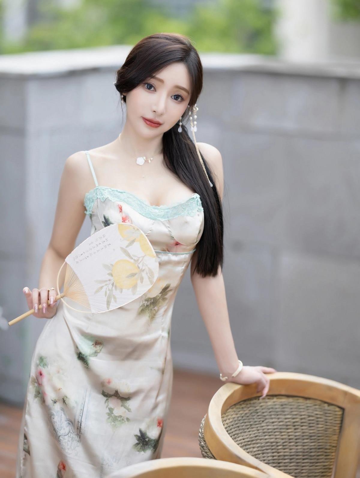 女明星肉丝写真_王馨瑶写真_古风连衣裙肉丝高跟鞋模特