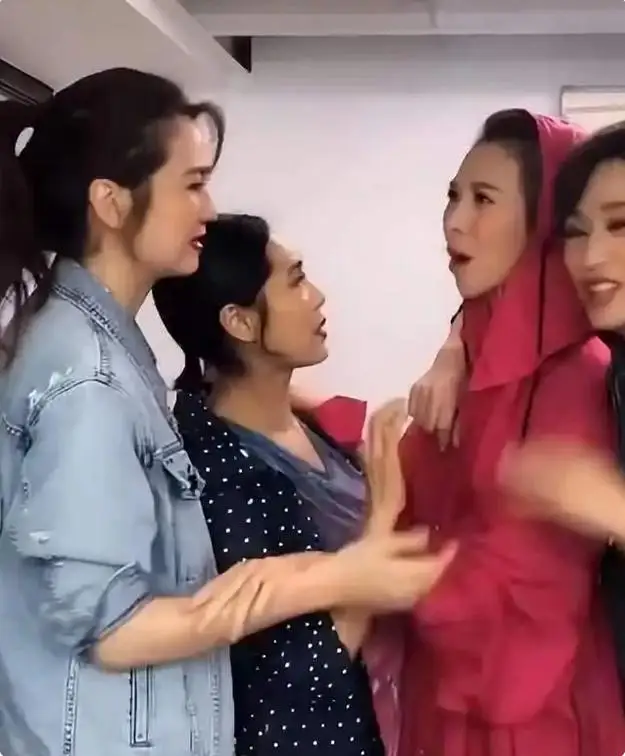 娱乐圈哪些女名星很矮_朱茵身高153cm演技颜值惊艳_女明星身高与颜值不匹配