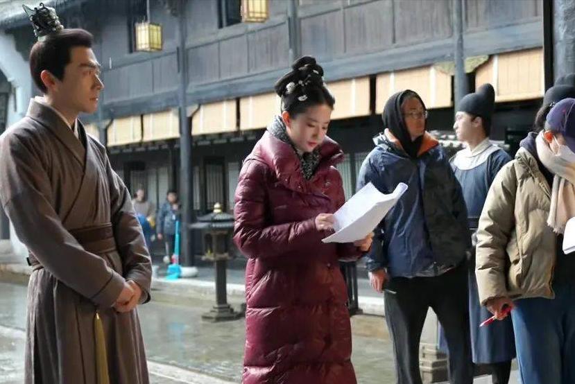 刘亦菲辣妹穿搭被骂辣眼睛_刘亦菲LV内衣造型争议_华语女明星内衣